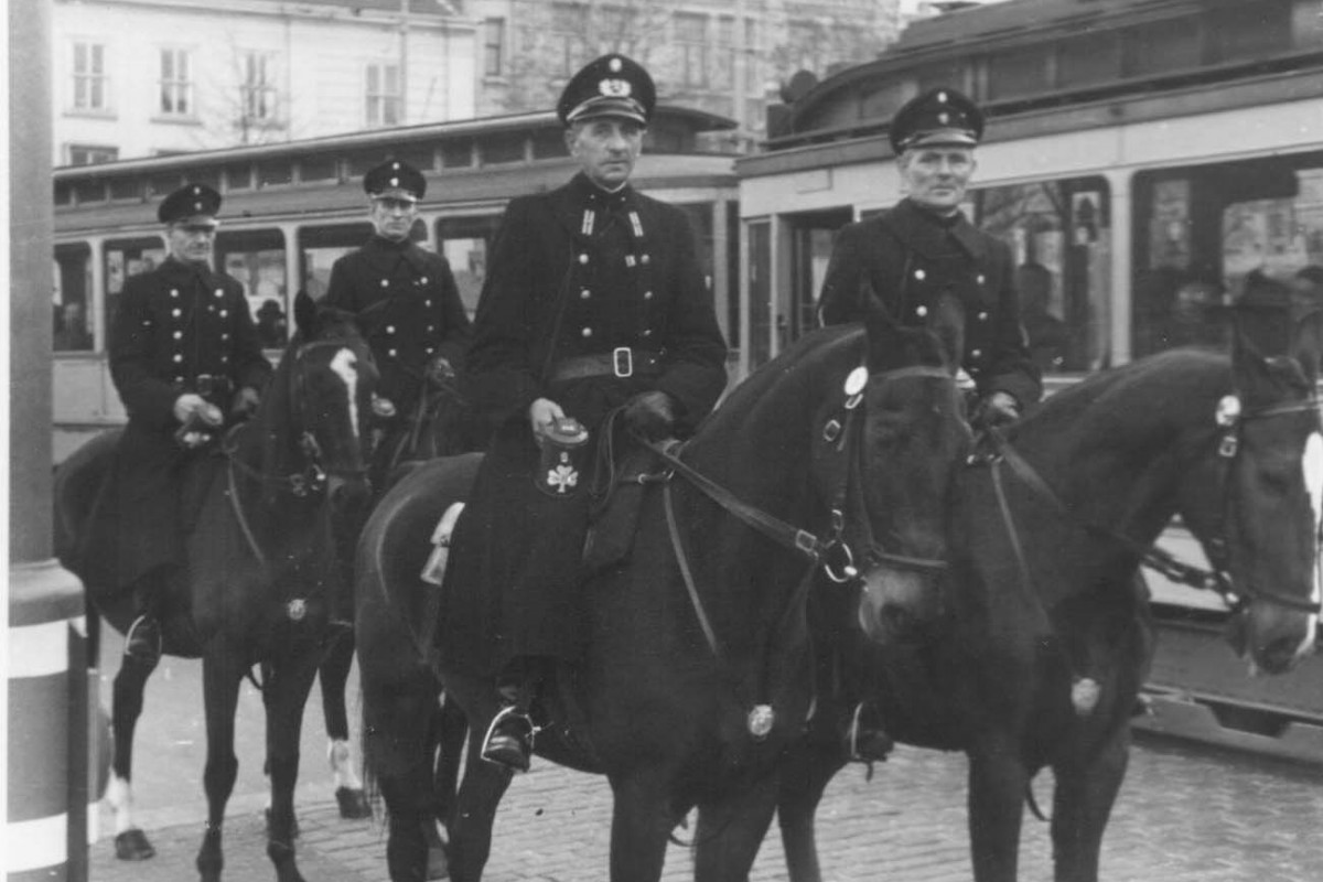 agenten te paard collecteren voor winterhulp nederland 14 november 1942