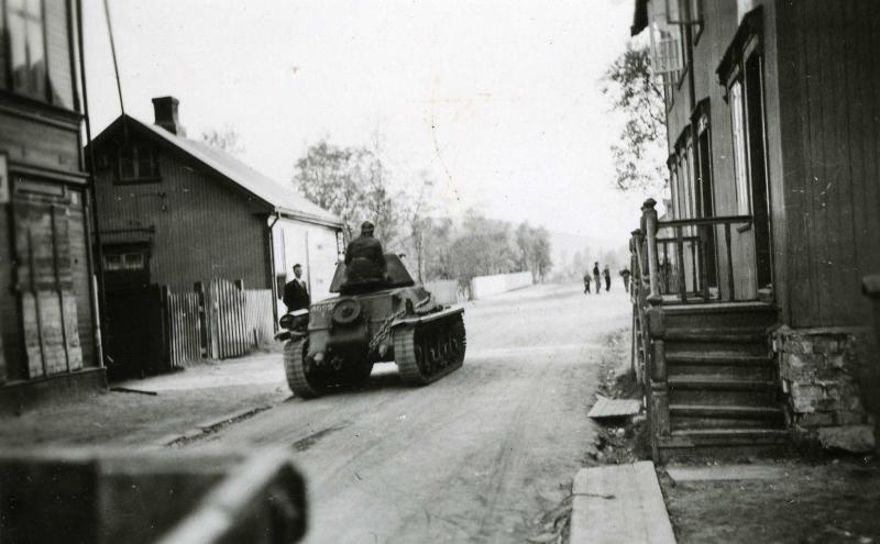 French soldiers arrive at the British operations centre in Harstad.