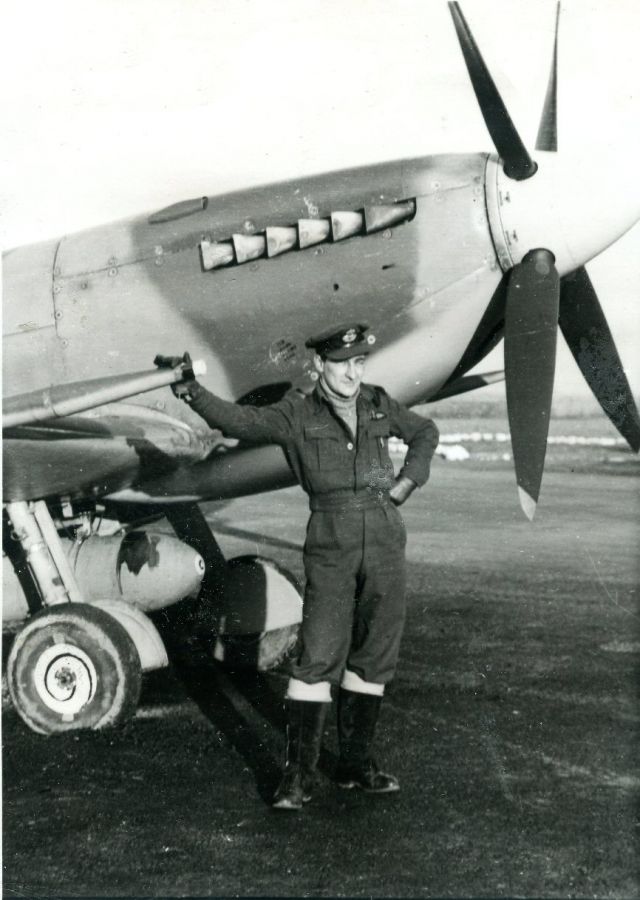 Flight of Spitfire IX MH827 and Flying Officer R M Davenport on 1944-01-09